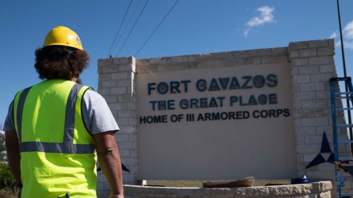 Cartel de Fort Cavazos. La tercera base militar más grande de Estados Unidos cambió en mayo de 2023 su nombre para conmemorar al general Richard Cavazos.