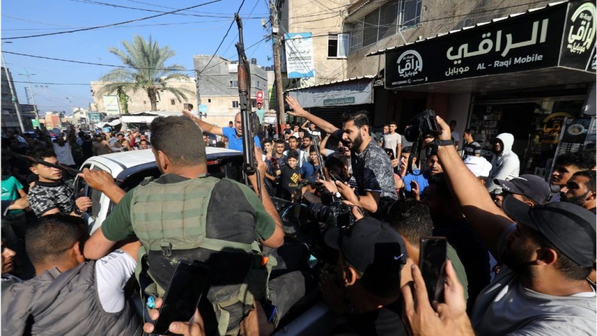 Terroristas palestinos festejan sus asesinatos por las calles de Gaza.