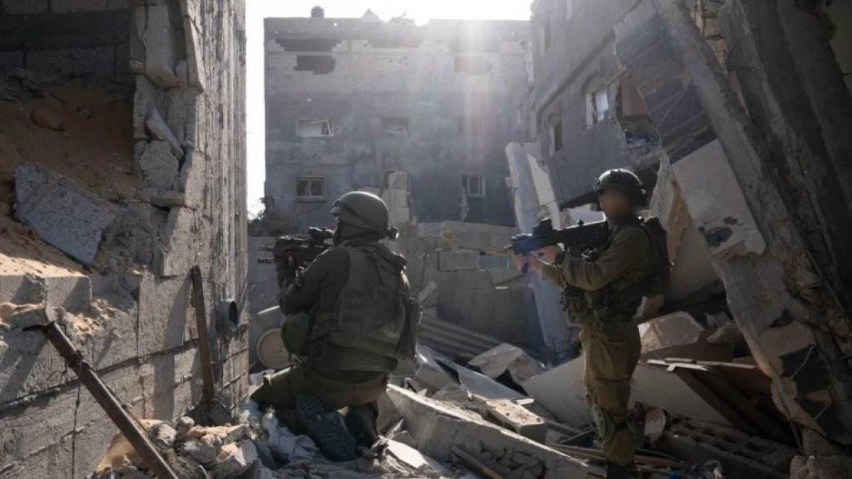 Las tropas israelíes continuando sus operaciones terrestres en la Franja de Gaza.