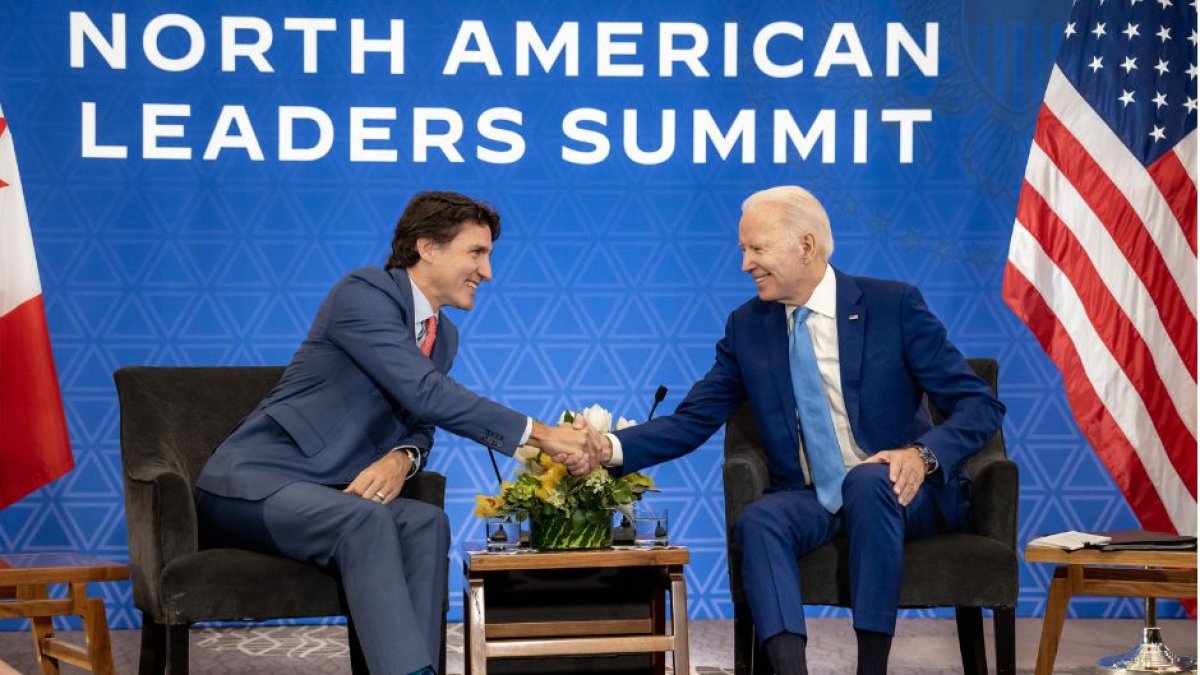Biden y Trudeau se dan la mano durante el encuentro