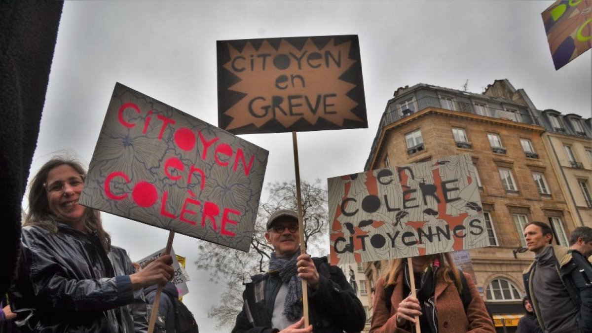 Personas manifestándose en Francia en contra de l a reforma laboral aprobada por Emmanuel Macron.