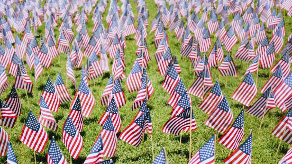 Imagen de archivo de banderas estadounidenses en el suelo.