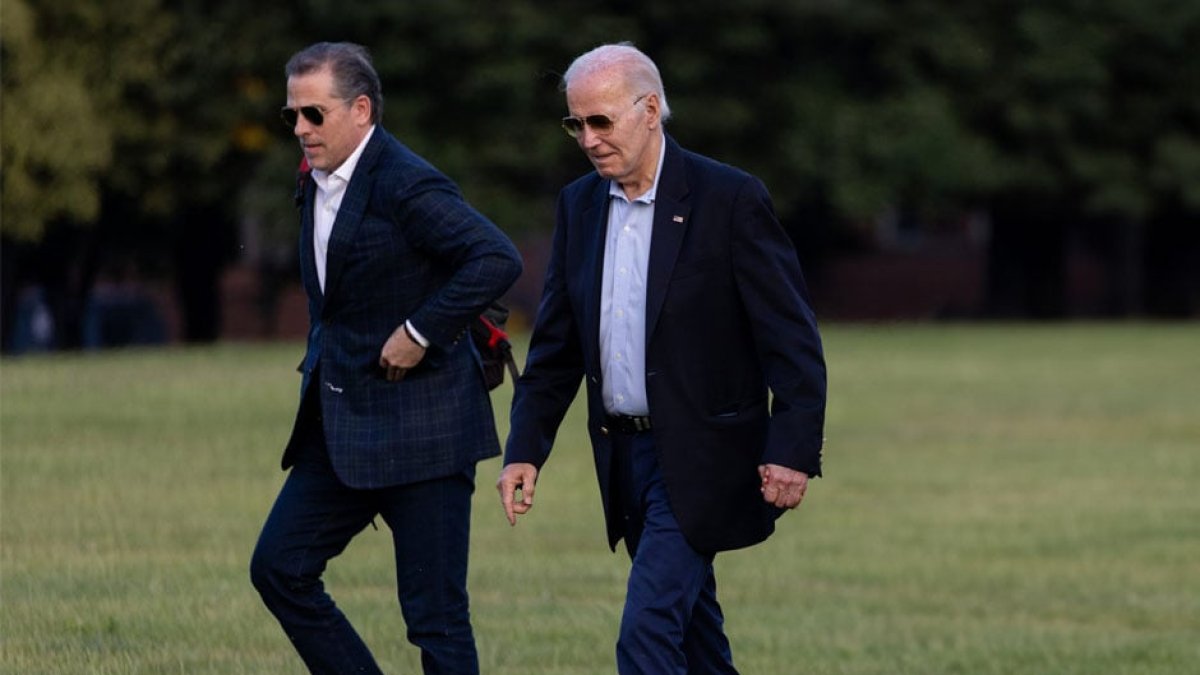 Joe Biden junto a su hijo Hunter.