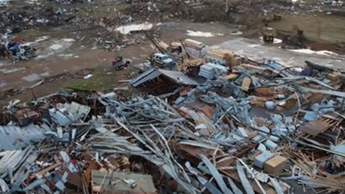 Destrozos provocados por el tornado en Misisipi.