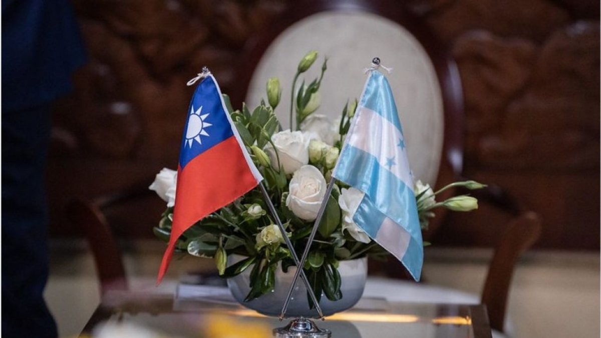 Banderas de Honduras y Taiwán