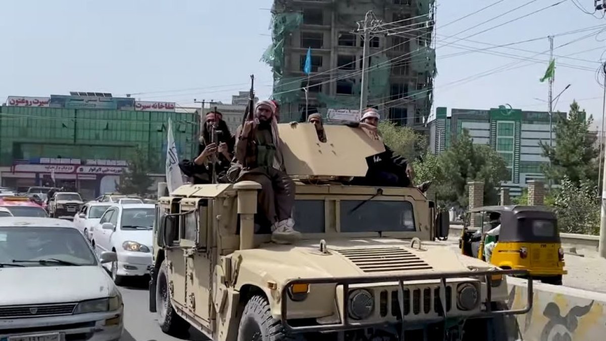 Combatientes talibán de Afganistán en un Humvee capturado tras la caída de Kabul, agosto de 2021.