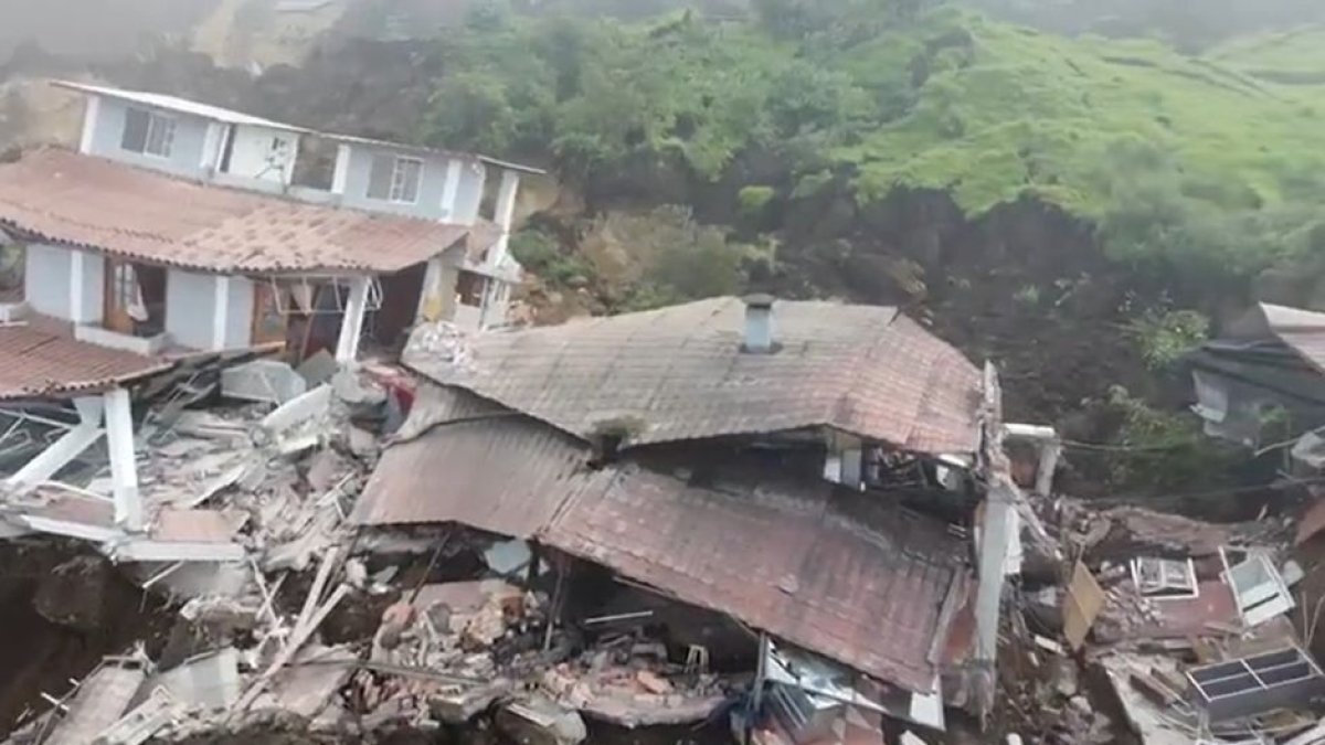 Destrozos tras el derrumbamiento en Alausí, Ecuador.