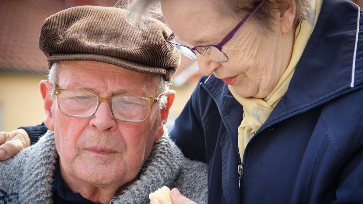 Imagen de una pareja anciana para representar la diferencia de la esperanza de vida entre hombres y mujeres detectada por un estudio en los Estados Unidos.