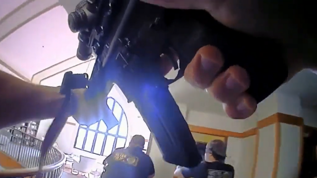Un fotograma del vídeo grabado por la cámara corporal de uno de los agentes que accedió al Covenant School de Nashville.