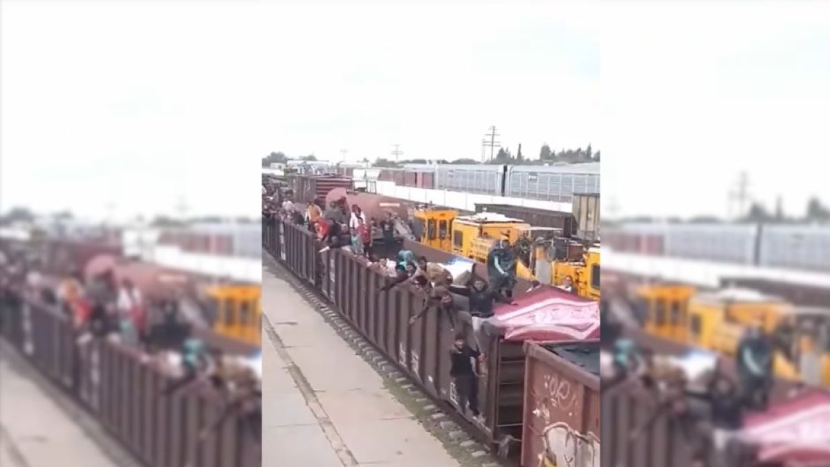 Captura de pantalla de un video donde se puede ver un tren lleno de inmigrantes cruzando méxico.