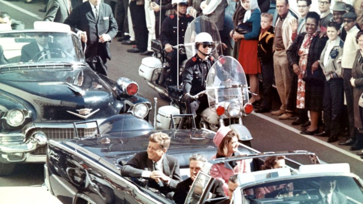 La caravana presidencial de JFK momentos antes del magnicidio.