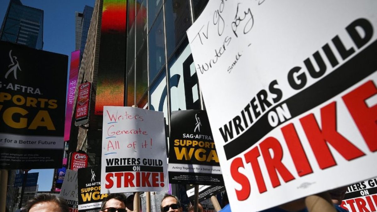 El sindicato de actores apoyando al sindicato de guionistas pocas semanas antes de aprobar ir a huelga si no llegan a un acuerdo con los estudios.