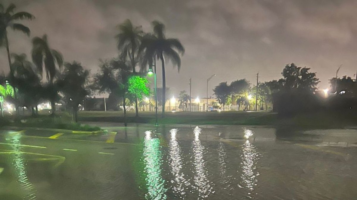 Imagen tomada por el equipo de Voz Media durante la noche del miércoles 15 de noviembre mostrando las inundaciones provocadas por las lluvias en Florida.