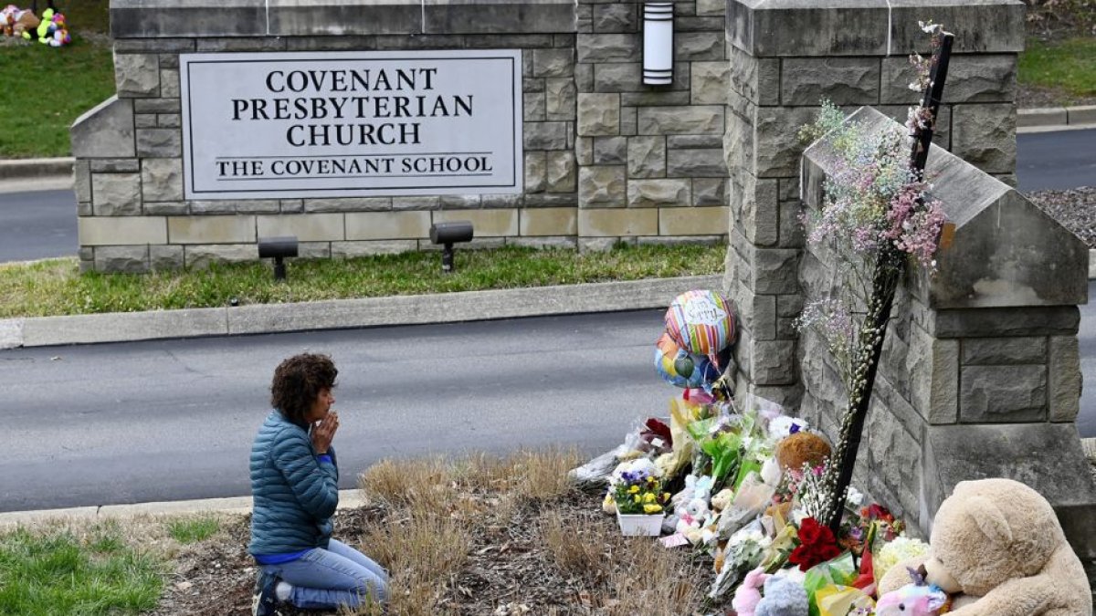 Una mujer reza frente un memorial instalado a la entrada del Covenant School de Nashville, tras el tiroteo.