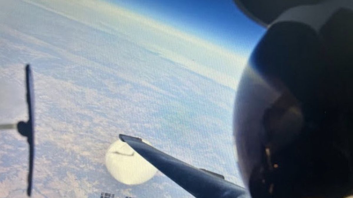 Selfie de un piloto del ejército sobrevolando el globo espía chino