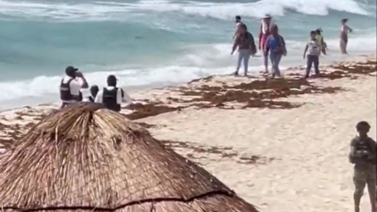 Miembros de la Policía vigilan la playa de Cancún donde ocurrieron los asesinatos
