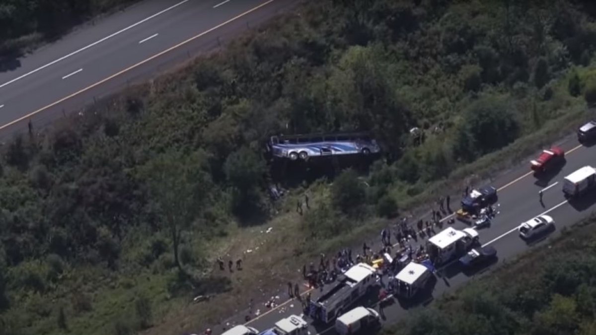 Captura de pantalla del accidente de autobús que tuvo lugar en la I-84 y que provocó la muerte de dos personas y más de 40 heridos en el condado de Orange, Nueva York el jueves, 21 de septiembre de 2023.