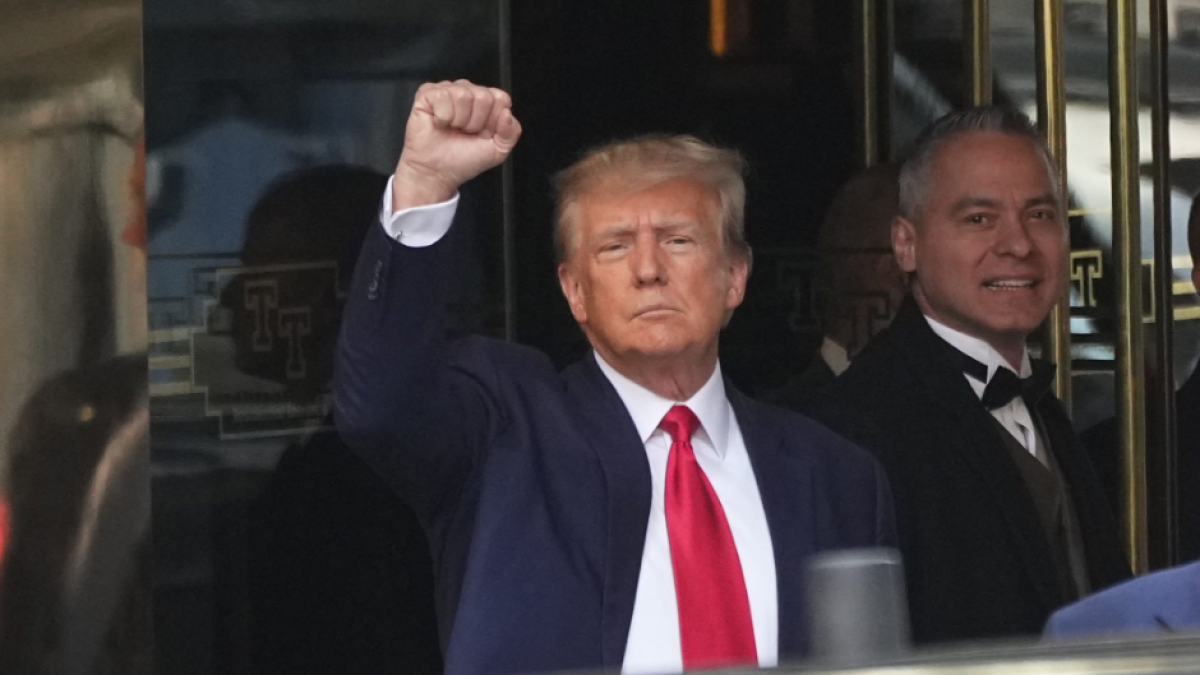 El expresidente Donald Trump hace un gesto con el puño antes de abandonar la Torre Trump, el martes 4 de abril de 2023 en Nueva York tras enfrentarse a cargos relacionados con pagos de dinero por silencio.