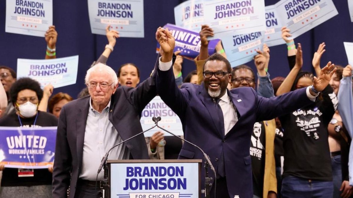 El nuevo alcalde de Chicago Brandon Johnson con Bernie Sanders en un mítin durante las elecciones a alcalde de Chicago.