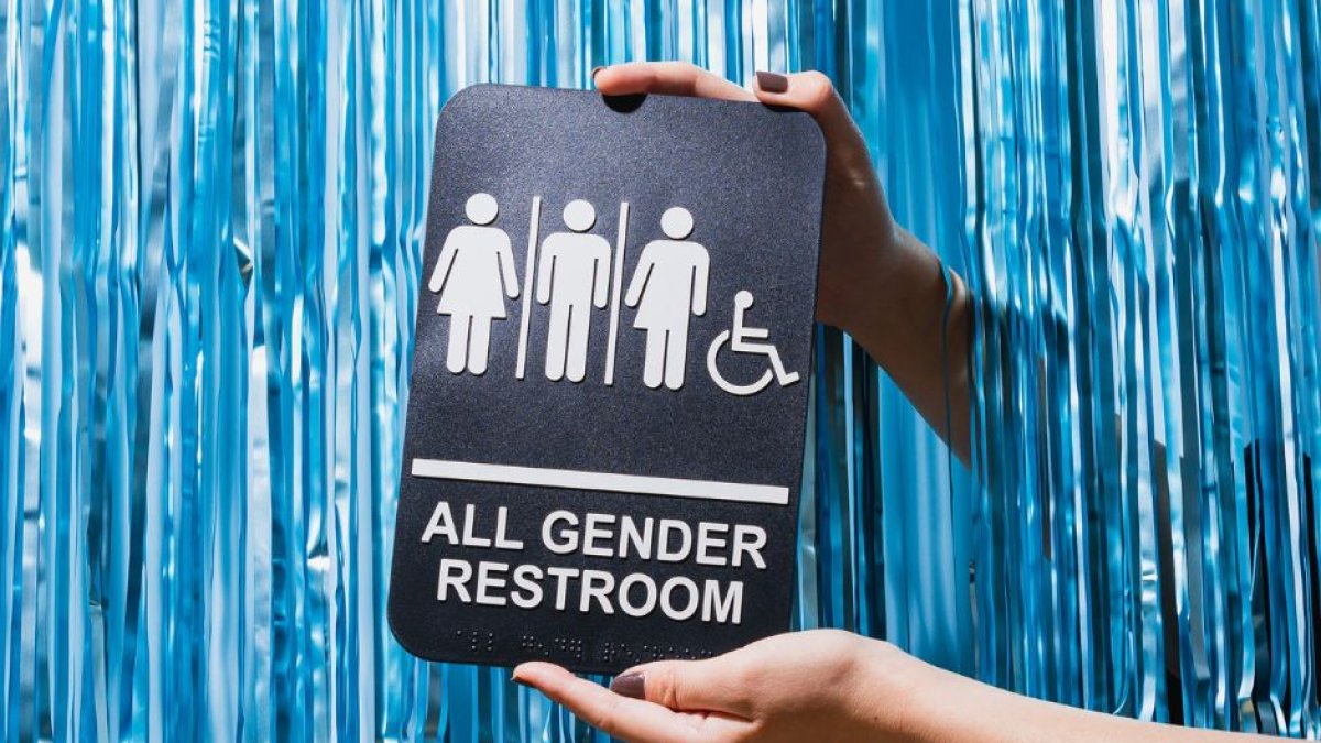 Los demócratas de California quieren que las escuelas públicas tengan baños de género neutro.