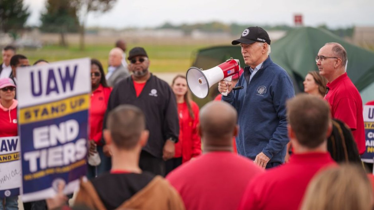 El presidente Joe Biden acude a un piquete de la UAW, sindicato que convocó la huelga de los trabajadores del sector del automóvil. 26 de septiembre de 2023.