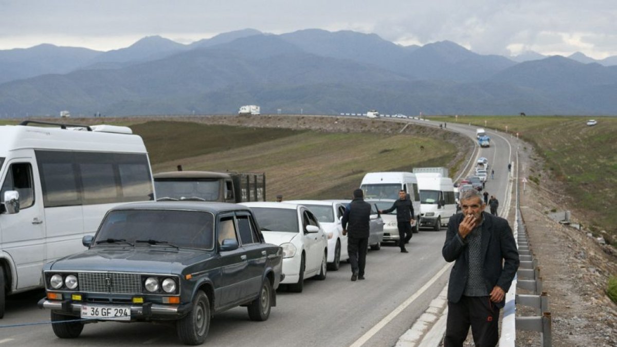 Caravana de armenios huye de Artsaj.