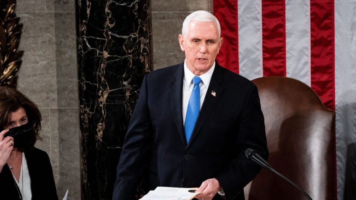 El exvicepresidente Mike Pence preside una sesión conjunta del Congreso para certificar los resultados del Colegio Electoral de 2020 en el Capitolio en Washington, DC, el 6 de enero de 2020, previo al asalto al Capitolio (foto de archivo).