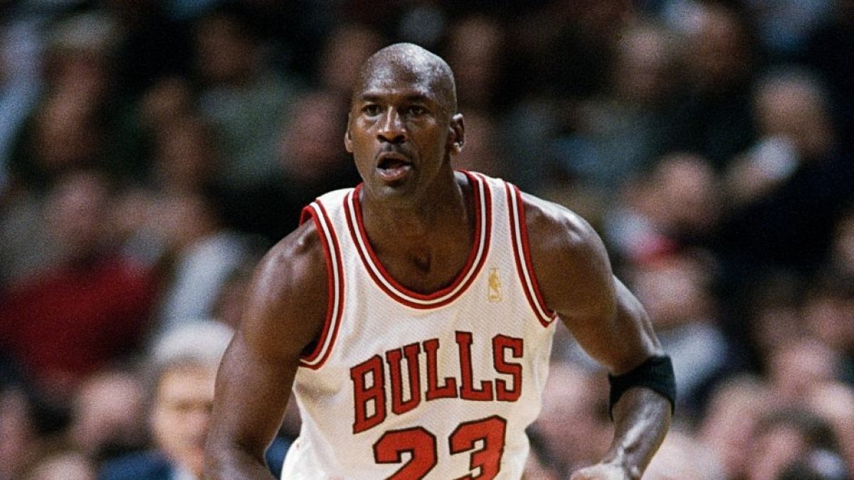 Michael Jordan durante un partido con los Chicago Bulls en 1995 (foto de archivo)