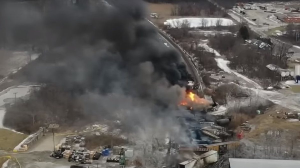 Tren de mercancías tóxicas que descarriló en East Palestine (Ohio) el 3 de febrero de 2023.