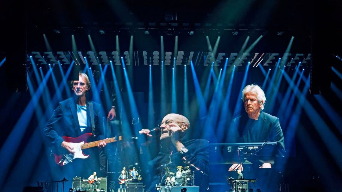El grupo de rock británico Genesis (Phil Collins, Mike Rutherford y Tony Banks) en concierto en el U Arena de La Defense, cerca de París, con motivo de la última gira del grupo. A la batería, Nicholas Collins, hijo de Phil Collins.