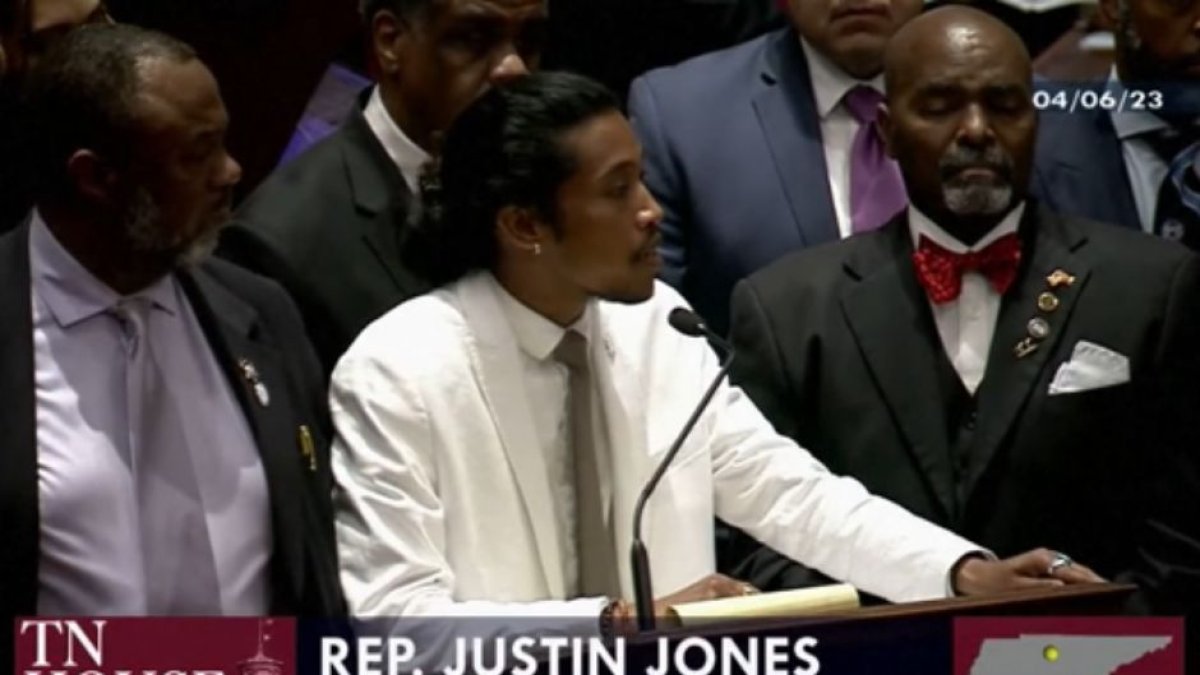 El representante demócrata Justin Jones durante su intervención en la Cámara de Representantes de Tennessee.