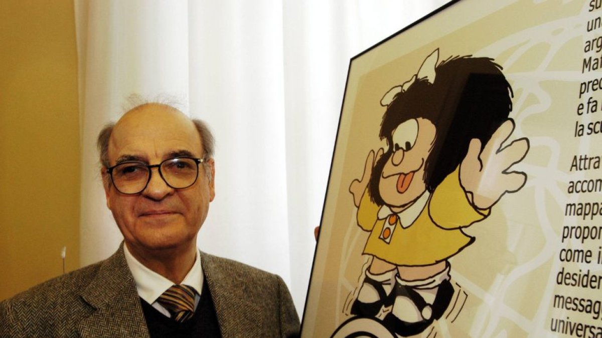 Imagen de archivo de Quino junto a un póster de Mafalda. Su personaje cumple 59 años.