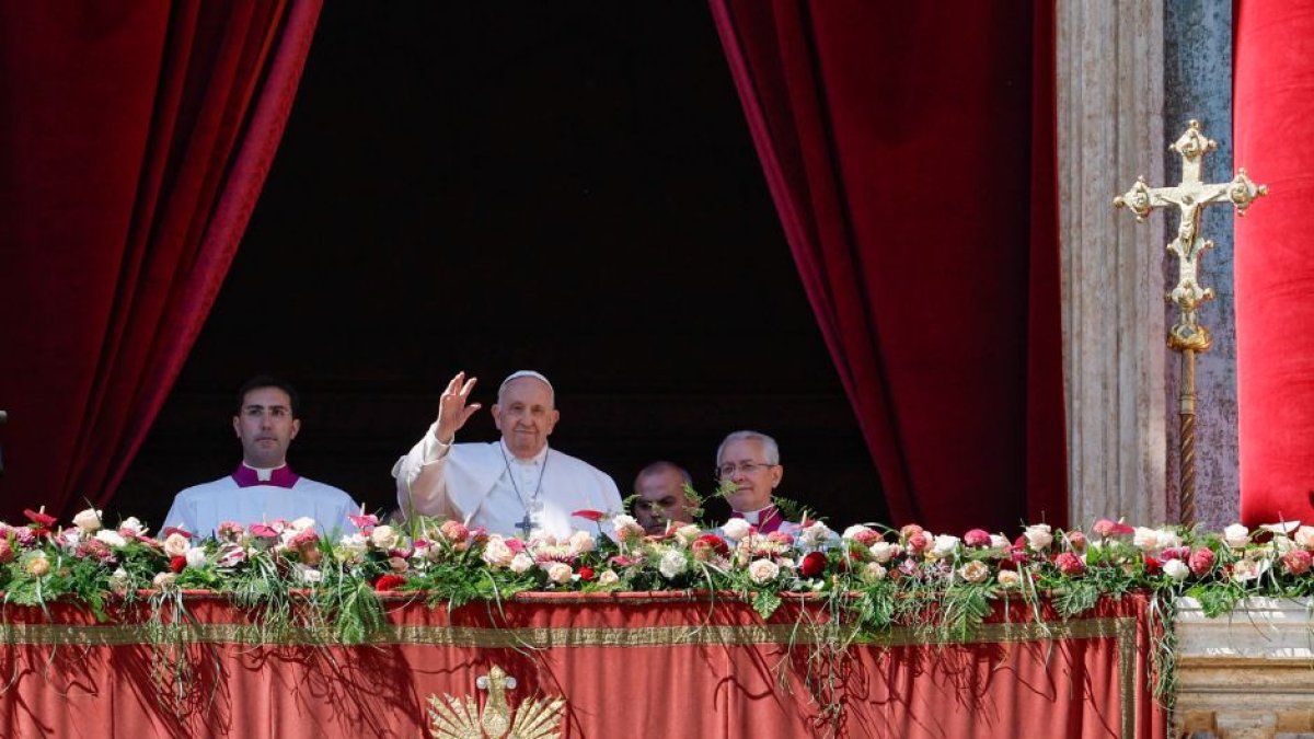 El papa Francisco durante la bendición Urbi et Orbi que otorgó en la Plaza de San Pedro del Vatinaco en la Semana Santa del año 2023.