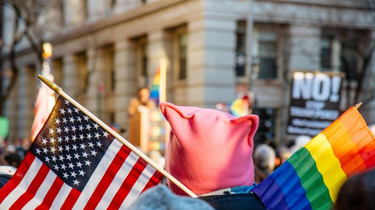 Bandera de Estados Unidos junto con la bandera del colectivo LGBT. Imagen de archivo