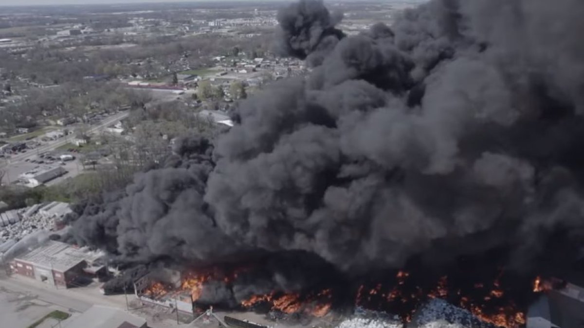 Imagen de la columna de humo provocada el 11 de abril de 2023 cuando estalló un incendio en la empresa Hoffco en Richmond, Indiana.