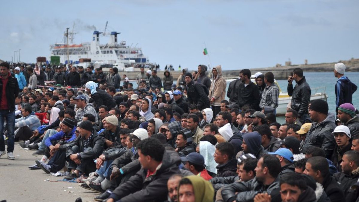 Cientos de inmigrantes que llegaron a las costas de Italia durante la Semana Santa de 2023. Imagen de archivo.