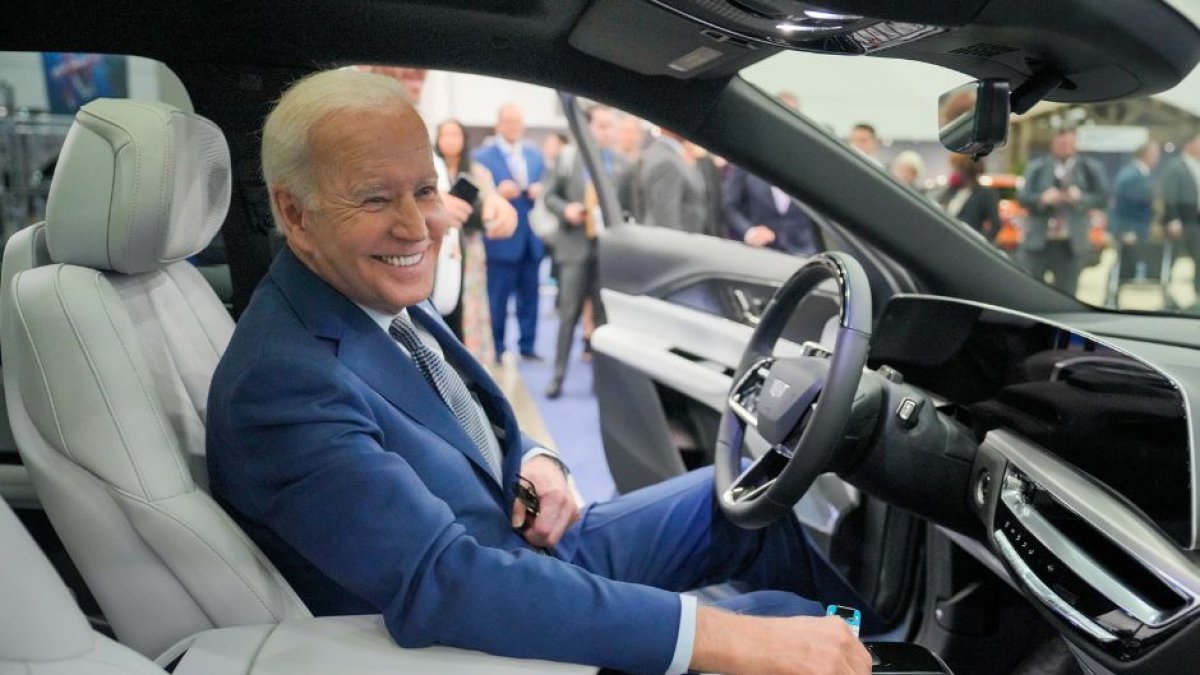 El presidente de Estados Unidos, Joe Biden, fotografiándose a bordo de un vehículo eléctrico en el Salón del Automóvil de Detroit. Imagen de archivo.