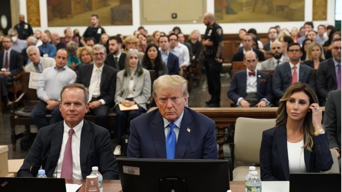 Donald Trump, durante el juicio por fraude en NY junto a sus abogados.