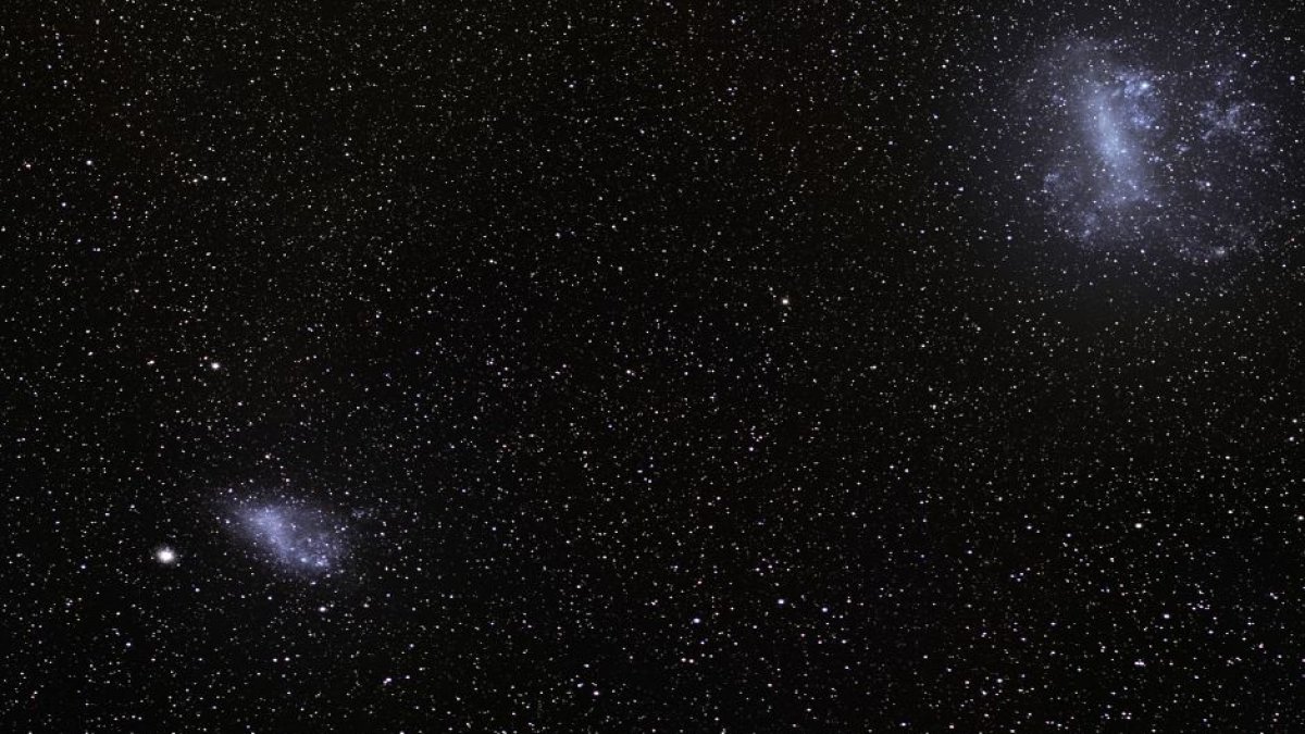 Imagen de las Nubes de Magallanes, las dos galaxias satélites que pronto podrían cambiar su denominación.
