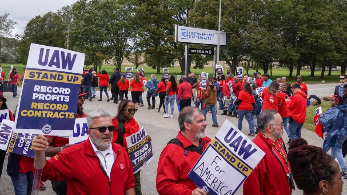 Imagen de la huelga de fabricantes de automóvil en la que participan empleados de Ford, Ge