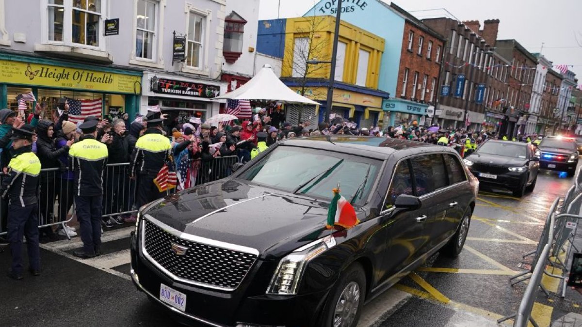 Imagen del Cadillac presidencial durante la visita de Biden a Irlanda. El coche cruza una calle abarrotada de irlandeses, escoltado por la Garda.