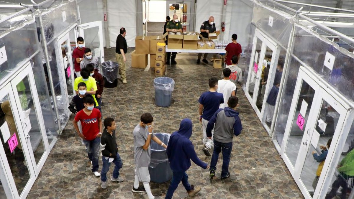 Un grupo de Dreamers hace cola para obtener comida en un centro de retención de inmigrantes de