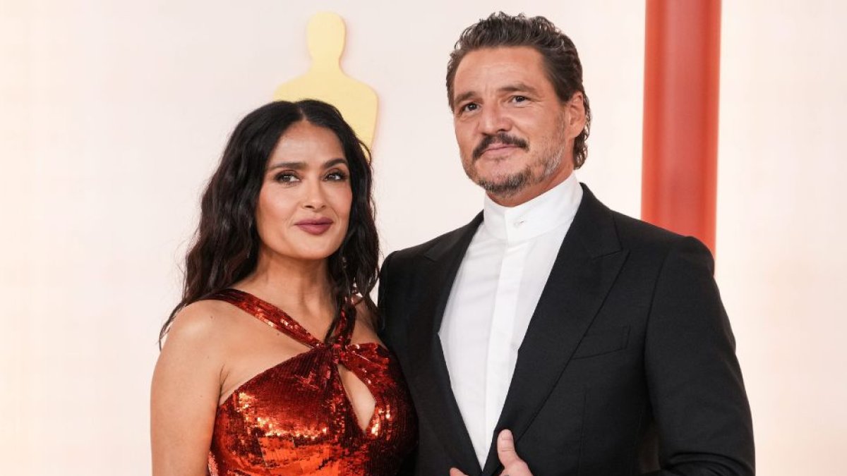 Salma Hayek y Pedro Pascal en la gala de los Óscars 2022. Ambos son dos de los hispanos que aparecen en el ranking de la revista 'Time'