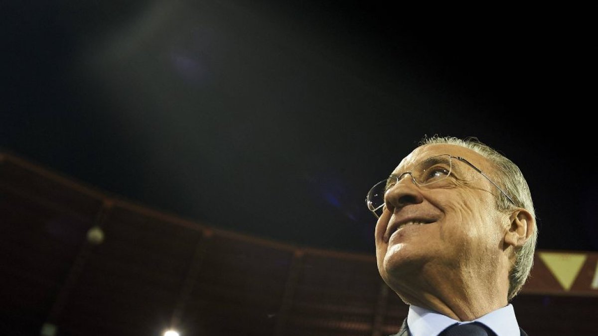 El presidente del Real Madrid, Florentino Pérez, mira hacia arriba en un estadio.