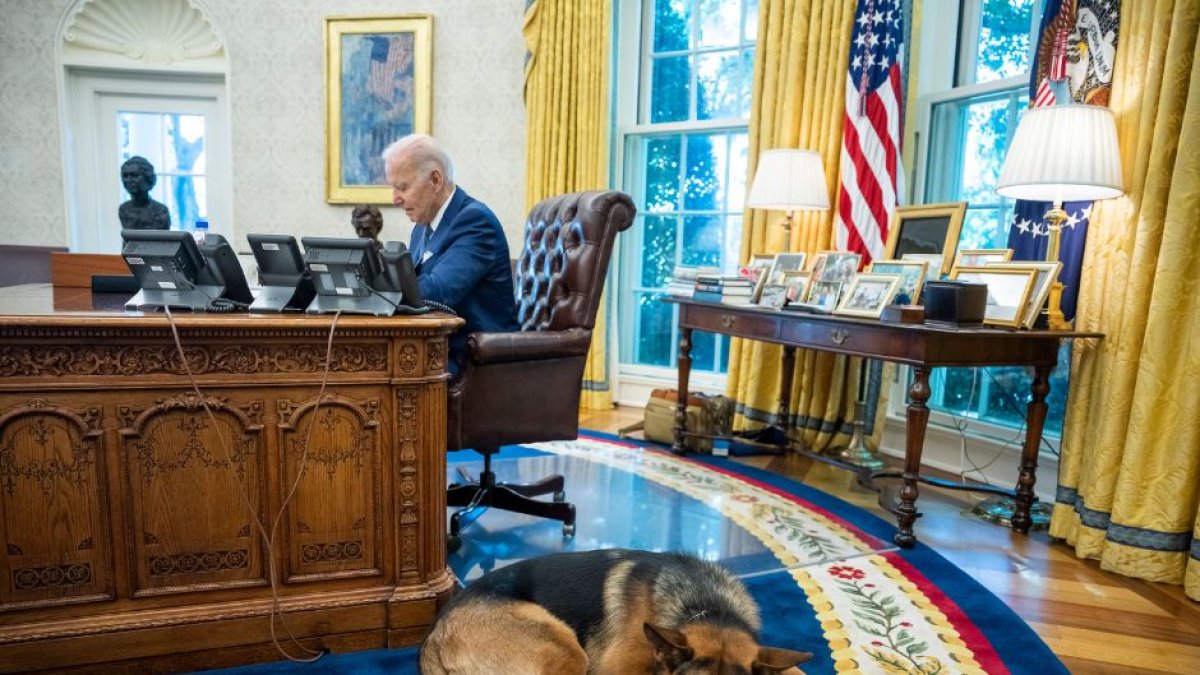 Commander acompañando a Joe Biden mientras éste trabaja en el Despacho Oval en