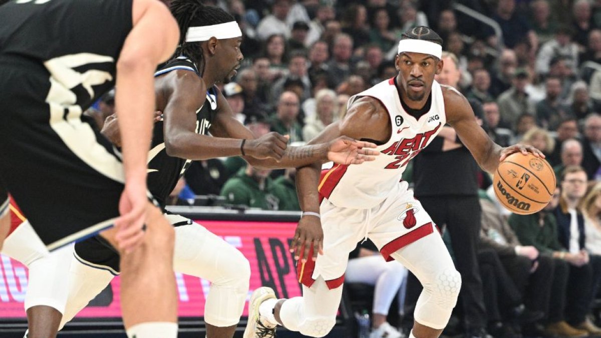 Jimmy Butler, jugador de Miami Heat, entra a canasta en el primer partido de la serie de los Playoffs de la NBA 2023 ante Milwaukee Bucks. La franquicia de Florida venció.
