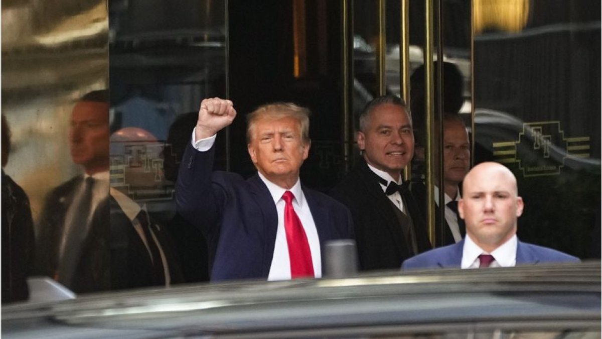 Donald Trump vuelve a la Torre Trump tras declarar