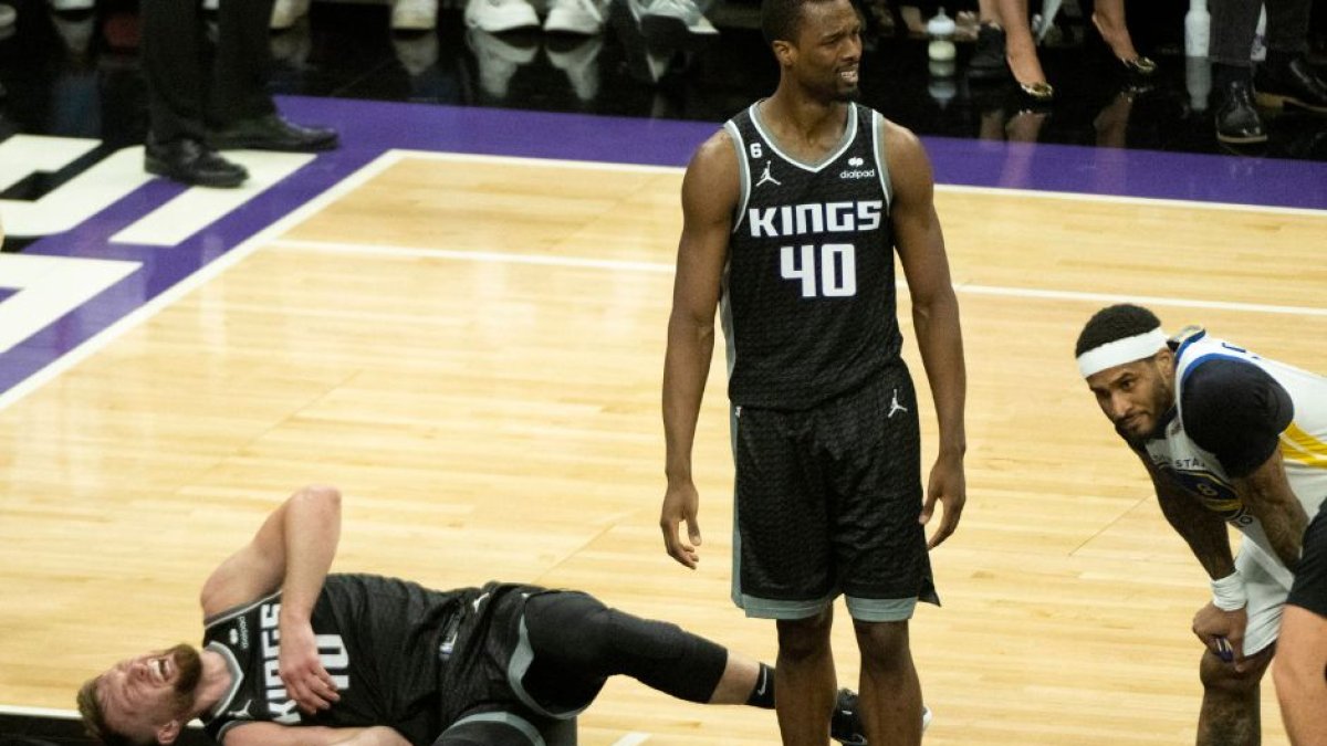 Draymond Green, jugador de Gold State Warriors, agredió a Domantas Sabonis, pívot de Sacramento Kings, pisándole en el pecho durante el segundo juego de la primera ronda de los Playoffs de la NBA 2023.