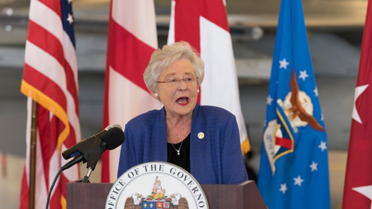 Kay Ivey, gobernadora de Alabama, durante una comparecencia de prensa.