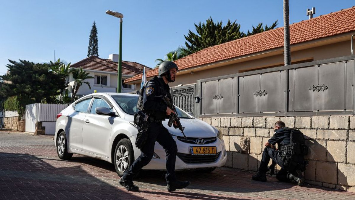 Oficiales de Policía se protegen de un ataque desde la Franja de Gaza.